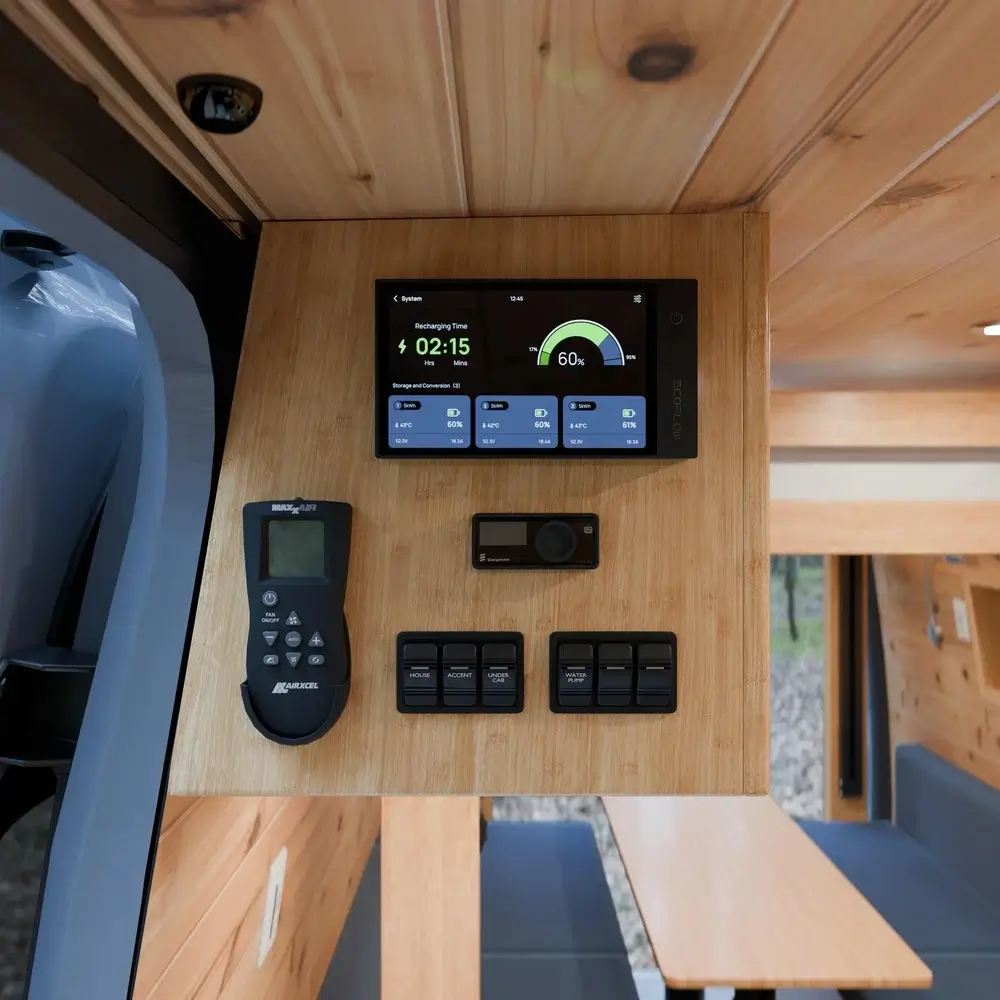 005.Interior.ControlCenter 001